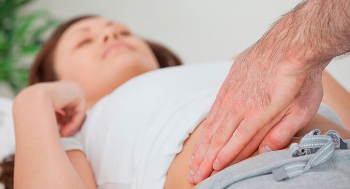 Examen de un paciente con osteoartritis de cadera.