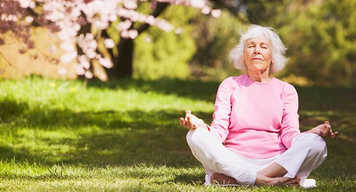 Una mujer mayor meditando con osteoartritis de cadera