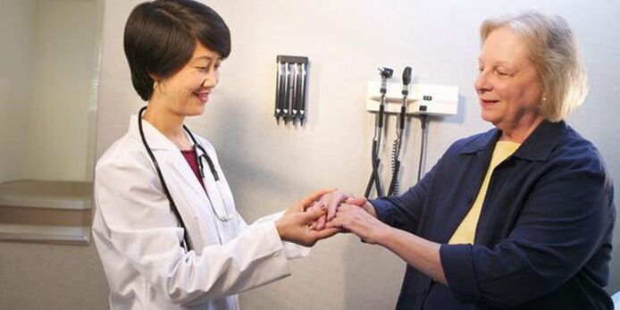 El médico examina los dedos en busca de dolor.
