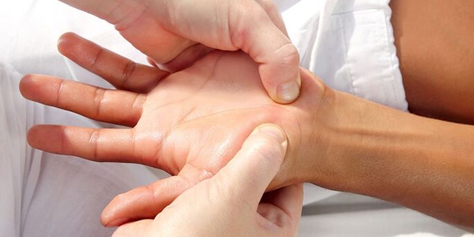 Masaje para el dolor en las articulaciones de los dedos.